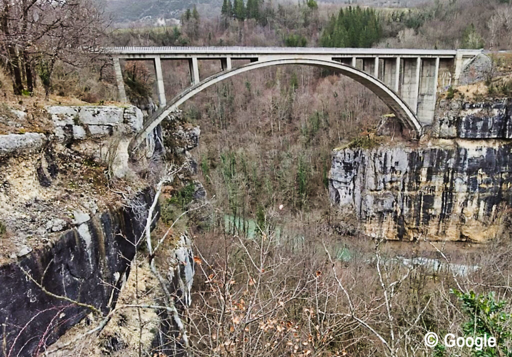 Brücke über den Fluss Valserine