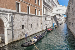 Venedig-15-Seufzerbruecke-und-Gondeln