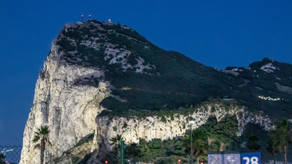 Felsen von Gibraltar bei Nacht